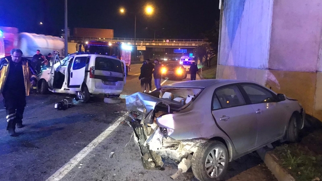 Kocaeli'de hafif ticari aracın otomobille çarpıştığı kazada 4 kişi yaralandı