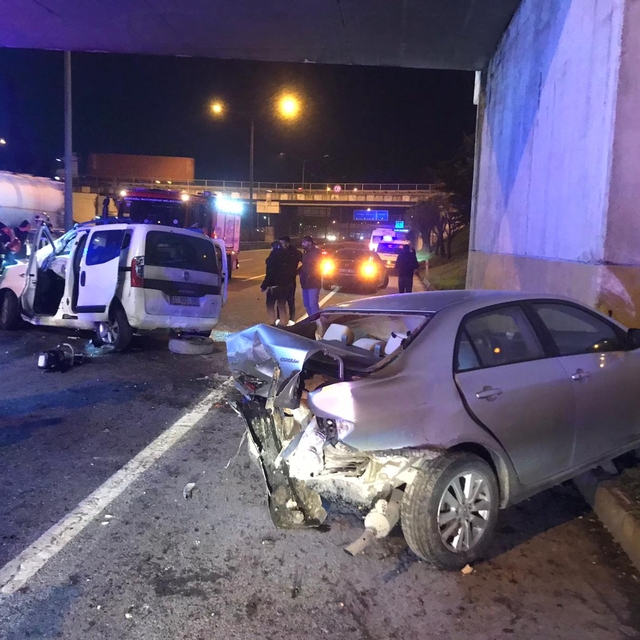 Kocaeli'de hafif ticari aracın otomobille çarpıştığı kazada 4 kişi yaraland...