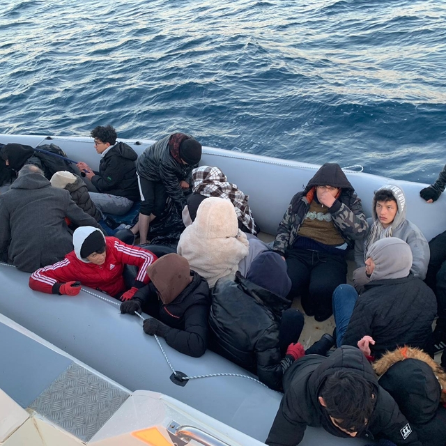 Çanakkale açıklarında 70 düzensiz göçmen kurtarıldı