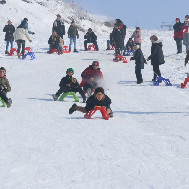 Ağrı'da yetim çocuklar Küpkıran Kayak Merkezi'nde kızakla kayarak eğlendi