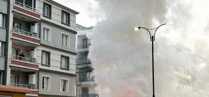 Akhisar'da seyir halindeki minibüs alev aldı