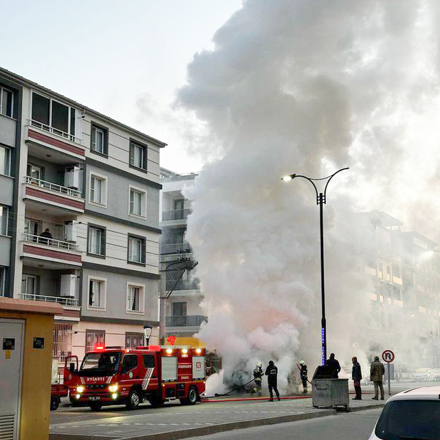 Akhisar'da seyir halindeki minibüs alev aldı