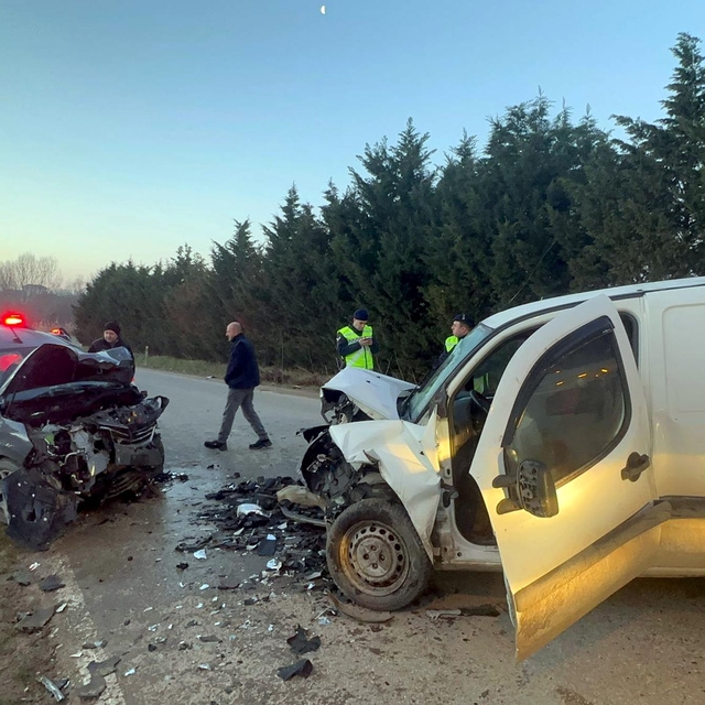 Tekirdağ´da iki hafif ticari araç çarpıştı; 4 yaralı