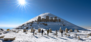 Nemrut Dağı'nın dev heykelleri kışın da ziyaretçilerini ağırlıyor