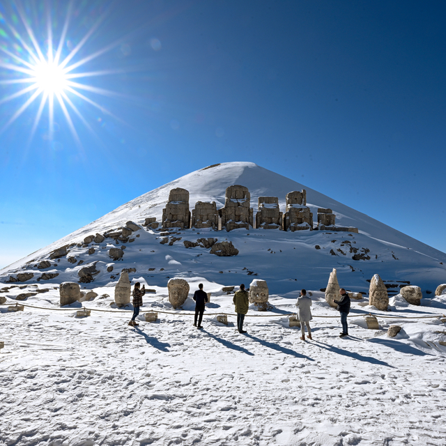 Nemrut Dağı'nın dev heykelleri kışın da ziyaretçilerini ağırlıyor