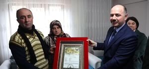 Giresun'da şehit Piyade Uzman Çavuş Ahmet Köroğlu'nun ailesine şehadet belg...