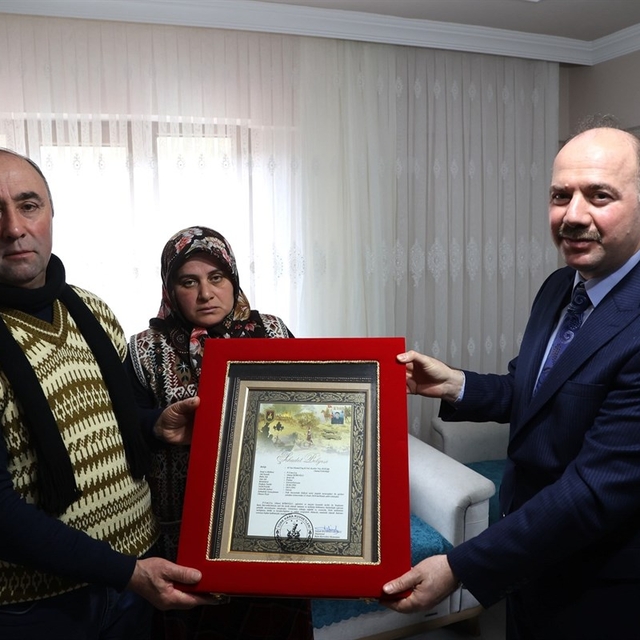 Giresun'da şehit Piyade Uzman Çavuş Ahmet Köroğlu'nun ailesine şehadet belg...