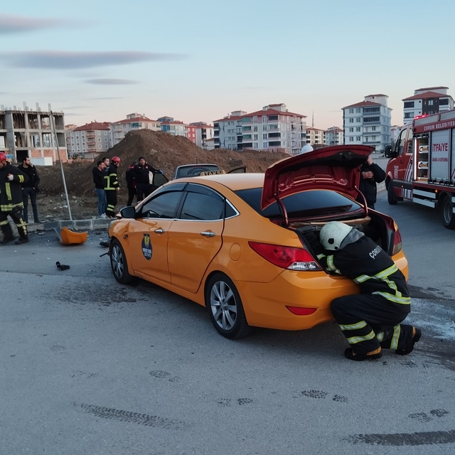Çorum'da otomobil ile taksinin çarpıştığı kazada 3 kişi yaralandı