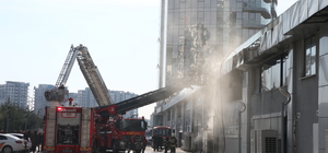 Diyarbakır'da bir plazanın altındaki restoranın bacasında çıkan yangın sönd...