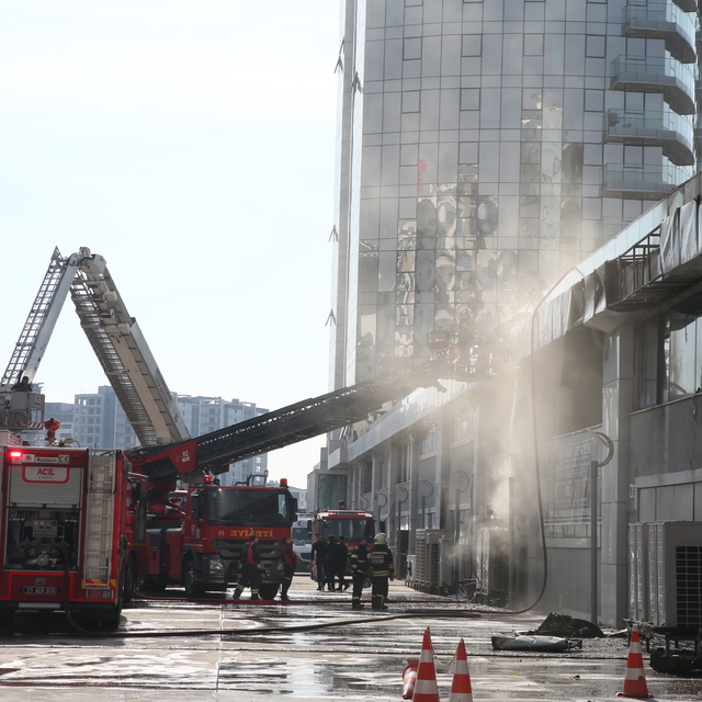 Diyarbakır'da bir plazanın altındaki restoranın bacasında çıkan yangın sönd...