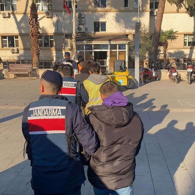Alaşehir'de şantiyeden demir çaldıkları suçlamasıyla 6 kişi yakalandı