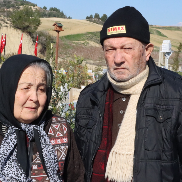 Adana'da yaşlı çift, depremde kaybettikleri oğlu, gelini ve torunlarını unu...