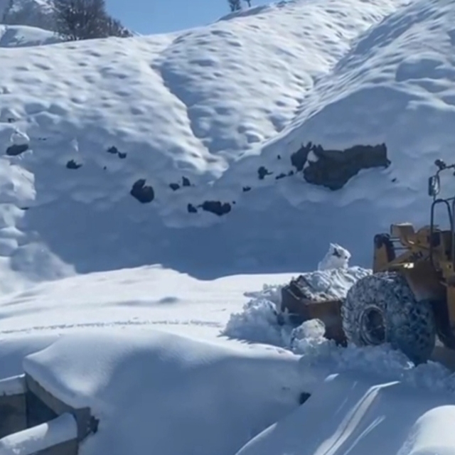 Batman Sason'da 19 yerleşim yerinin yolu kardan kapandı