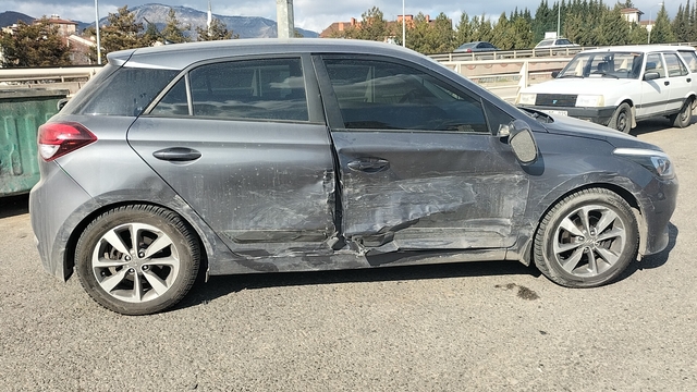 Karabük'te iki otomobilin çarpıştığı kazada 1 kişi yaralandı
