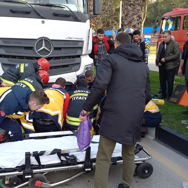 Manisa'da tırla çarpışan motosikletin sürücüsü öldü