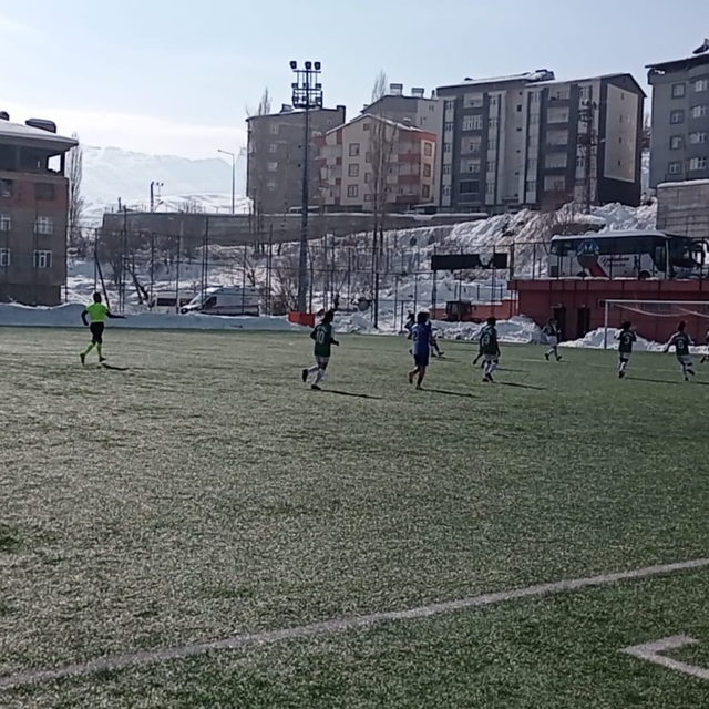 Yüksekova Belediye Spor liderliğini sürdürdü