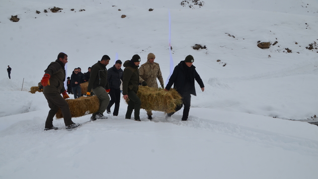 Muş Valisi Çakır, yaban hayvanları için doğaya yem bıraktı