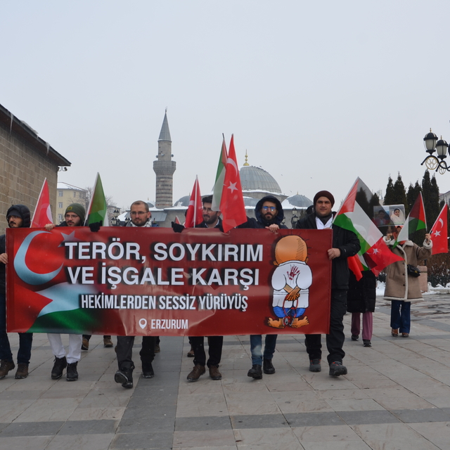 Erzurum'da sağlıkçılar Gazze için "sessiz yürüyüş" yaptı
