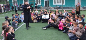 Ünlüler depremzedelere moral için konteyner kentleri ziyaret etti 