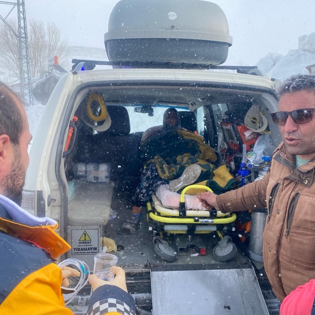 Iğdır'da kar nedeniyle mahsur kalan hamile kadın ekiplerin çalışmasıyla has...