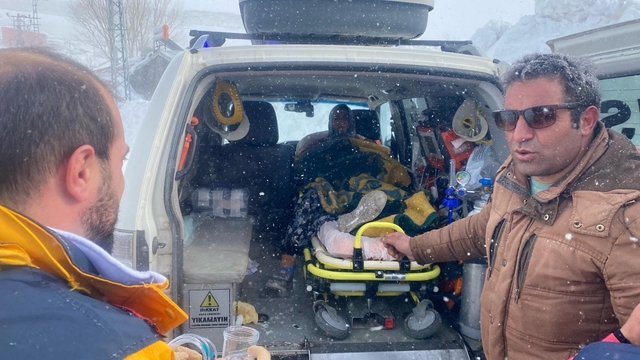 Yol kapanınca hamile kadın köyde doğum yaptı