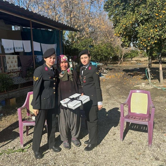 Kahramanmaraş'ta jandarmadan depremde hayatını kaybeden askerlerin aileleri...