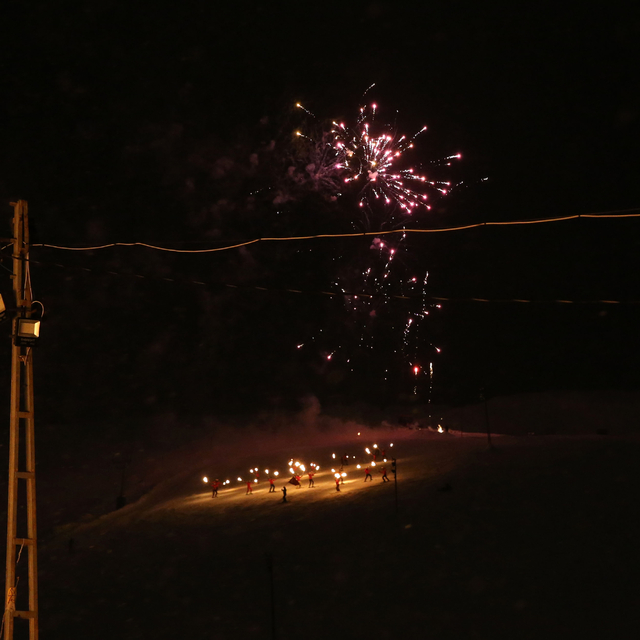 Bitlis'te meşaleli kayak ve havai fişek gösterisi yapıldı