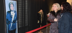 Bilecik'te Zeki Müren'in sahne kostümleri ve albüm kapaklarından oluşan ser...