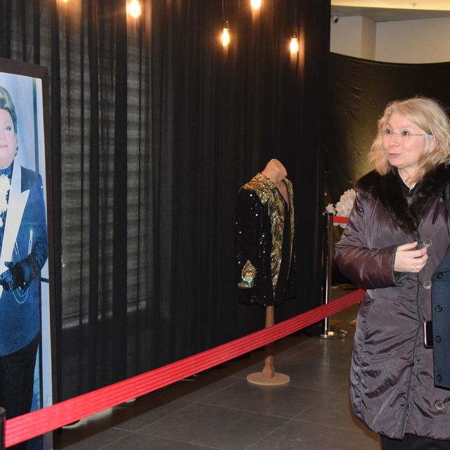 Bilecik'te Zeki Müren'in sahne kostümleri ve albüm kapaklarından oluşan ser...