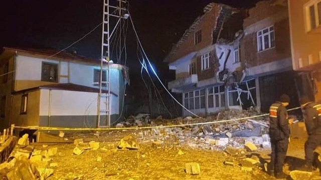 Köyde heyelan; evlerin duvarları ve yollarda çatlaklar oluştu (2)