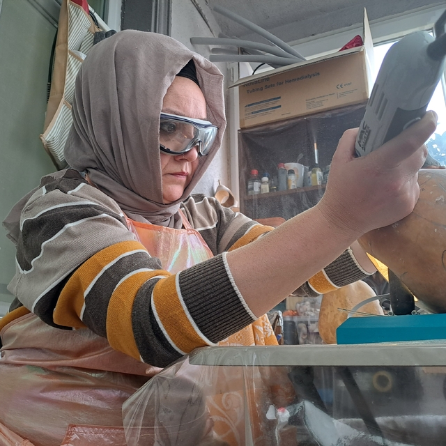 Atölyeye dönüştürdüğü balkonunda su kabaklarını sanata dönüştürüyor