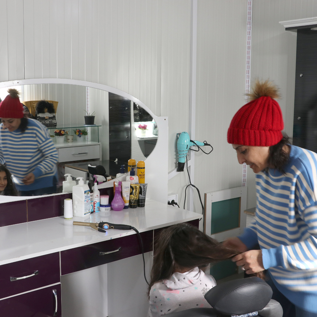 6 ŞUBAT DEPREMLERİNİN BİRİNCİ YILI - Depremde iki evladını kaybeden kuaför...