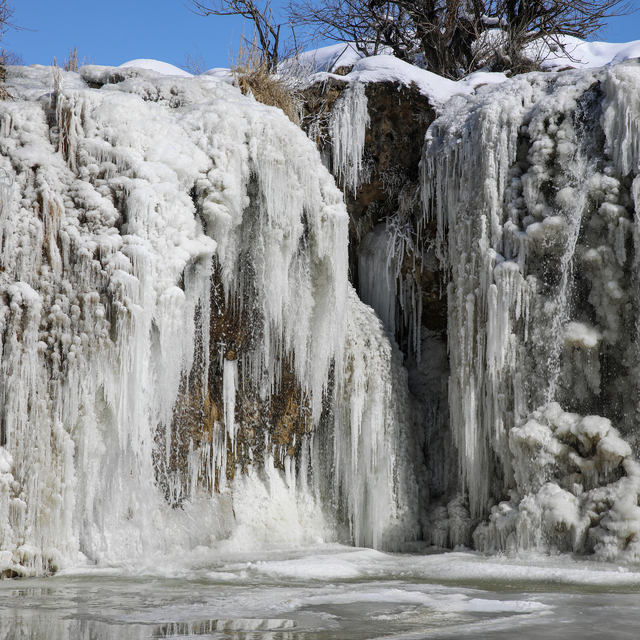 Van'daki Muradiye Şelalesi kısmen dondu