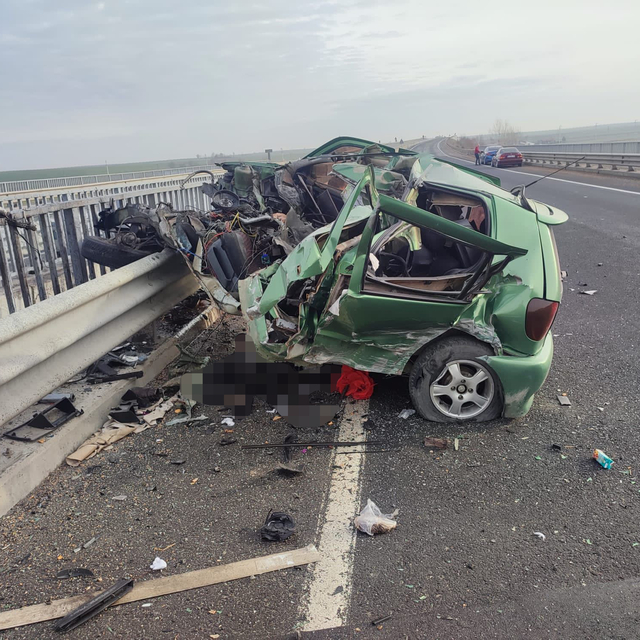 Tekirdağ'da bariyerlere çarpan otomobilin sürücüsü öldü