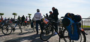 İzmir'de bisikletlilerden Kahramanmaraş merkezli depremlerin 1. yıl dönümü etkinliği