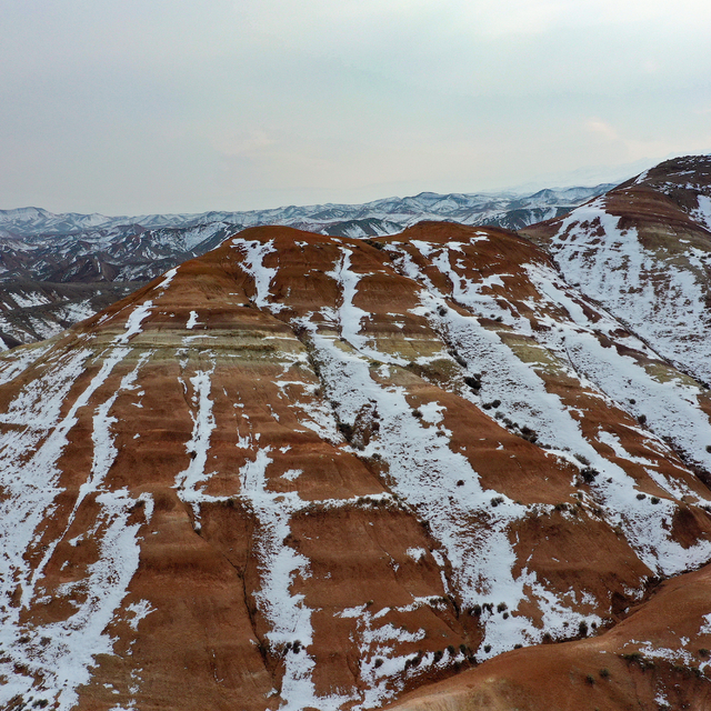 Iğdır'daki yer yer karla kaplı Gökkuşağı Tepeleri havadan görüntülendi