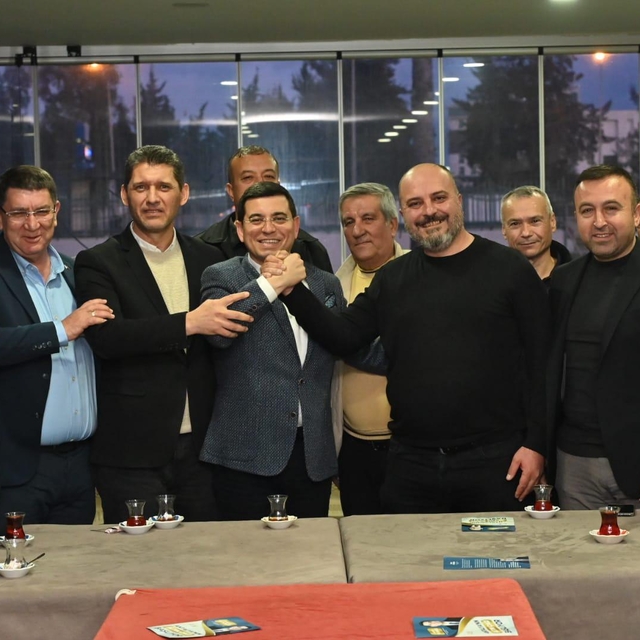 Tütüncü, otogardaki taksicilerle bir araya geldi