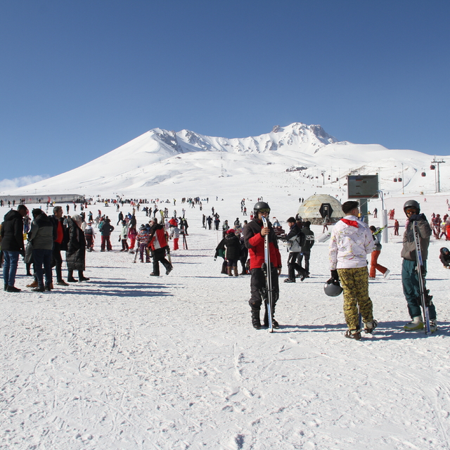 Erciyes'te yarıyıl tatilinde son gün yoğunluğu