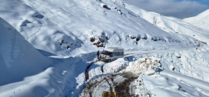 Siirt-Şırnak kara yolunda kar nedeniyle mahsur kalan araçlar kurtarıldı