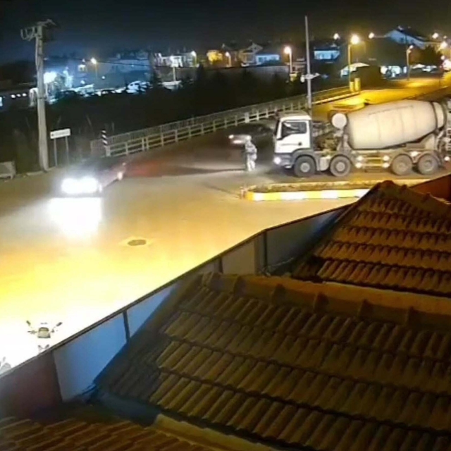 Beton mikserinin çarptığı Ecenur, ağır yaralandı; o anlar kamerada