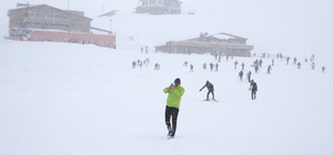 Hakkari'deki kayak merkezinde yarıyıl tatilinin son günü yoğunluk oluştu