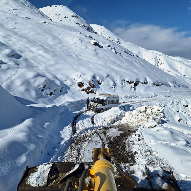 Siirt-Şırnak kara yolunda kar nedeniyle mahsur kalan araçlar kurtarıldı