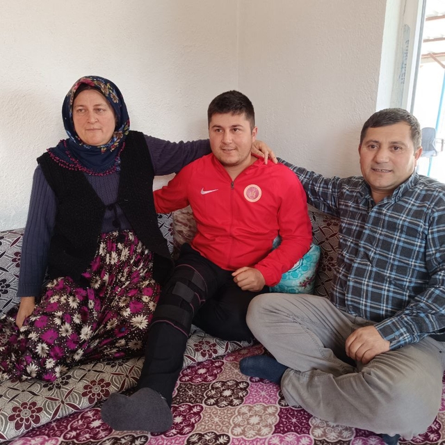 Tedavisi tamamlanan gazi Afyonkarahisar'daki baba ocağına geldi