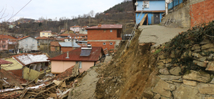 Tokat'ta heyelanların yaşandığı köyde boşaltılan 39 evden 4´ü ile cami yıkı...