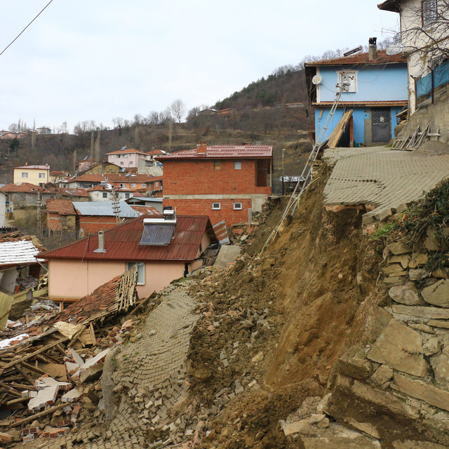 Tokat'ta heyelanların yaşandığı köyde boşaltılan 39 evden 4´ü ile cami yıkı...