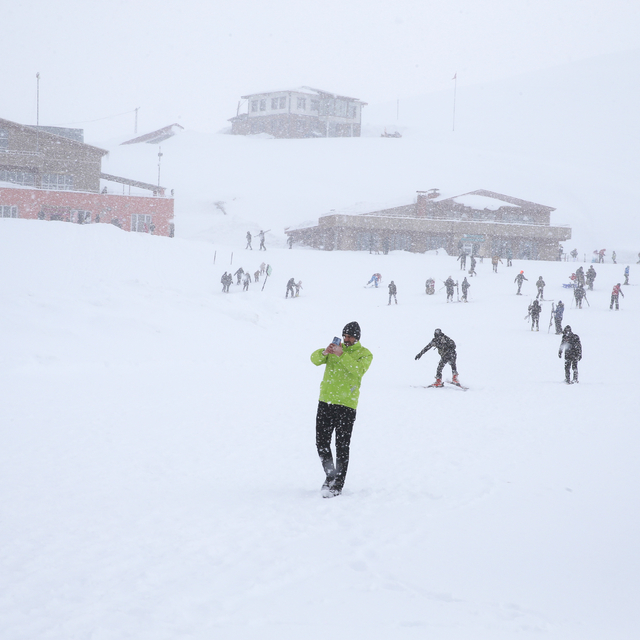 Hakkari'deki kayak merkezinde yarıyıl tatilinin son günü yoğunluk oluştu