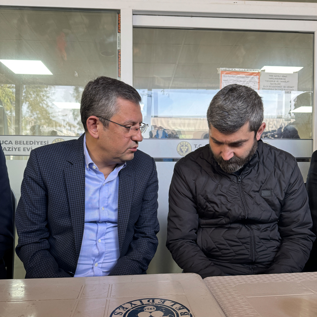 CHP Genel Başkanı Özel, İzmir'de öldürülen taksi şoförünün ailesini ziyaret...