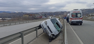 Otomobil refüjdeki su kanalına girdi: 2 yaralı