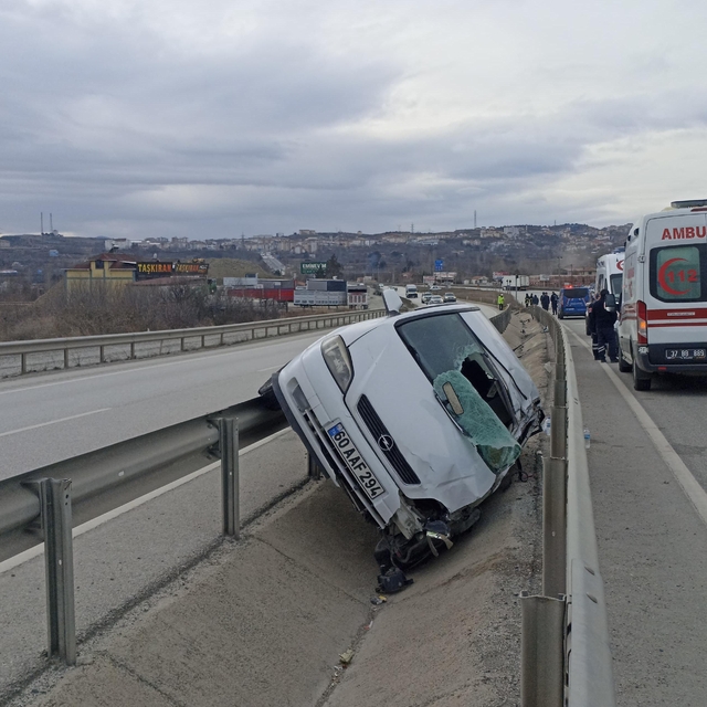 Otomobil refüjdeki su kanalına girdi: 2 yaralı