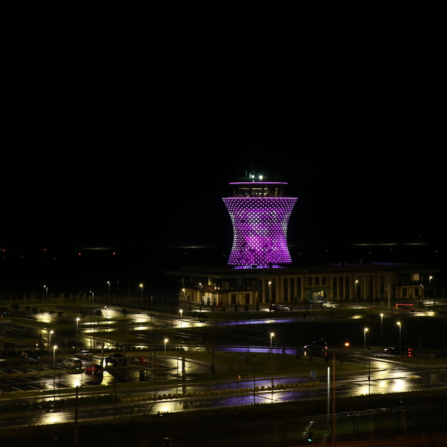 Rize-Artvin Havalimanı kulesi kanser riski farkındalığı için mor ışıkla ayd...